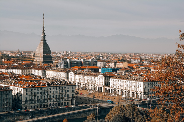 Veduta panoramica di Torino con i principali monumenti e il paesaggio urbano della città.
