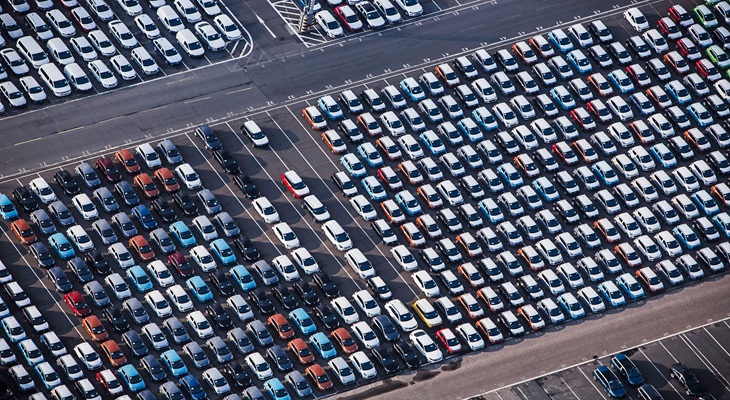 Ampio parcheggio con centinaia di auto nuove pronte per la distribuzione