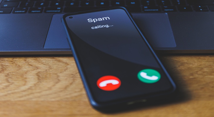 Telemarketing scorretto, istruttoria Antitrust su sette call center Schermata di telefono con indicazione di chiamata spam in arrivo