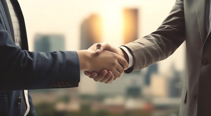 Due rappresentanti istituzionali si stringono la mano davanti a edifici governativi, simbolo di cooperazione
