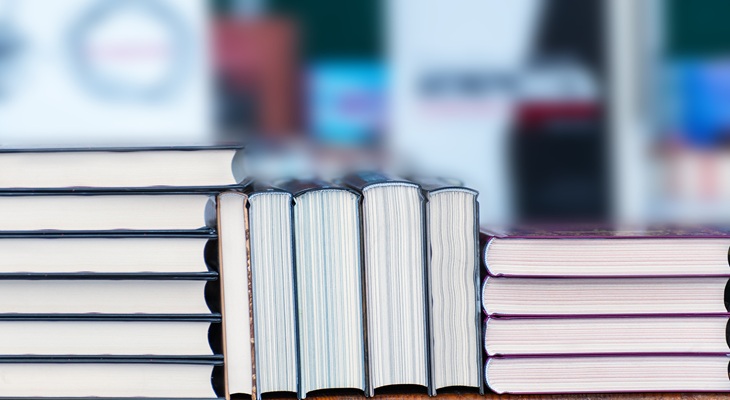 Pila di libri scolastici su un tavolo